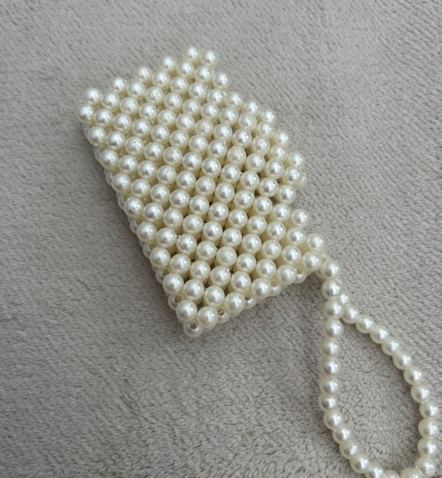 Elegantes Kartenetui aus Perlen