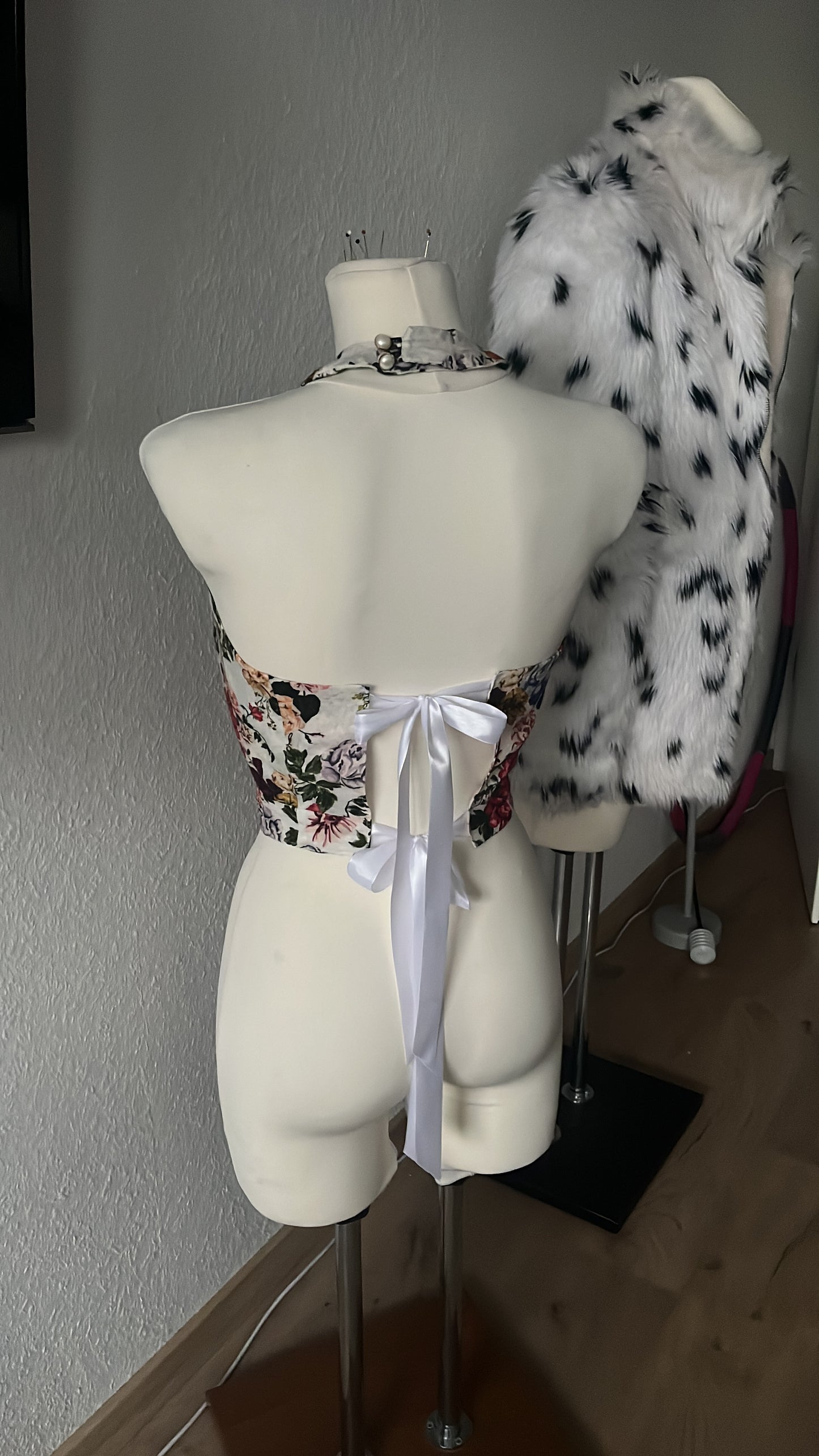 florales Neckholder-Top mit Cut-Out-Design