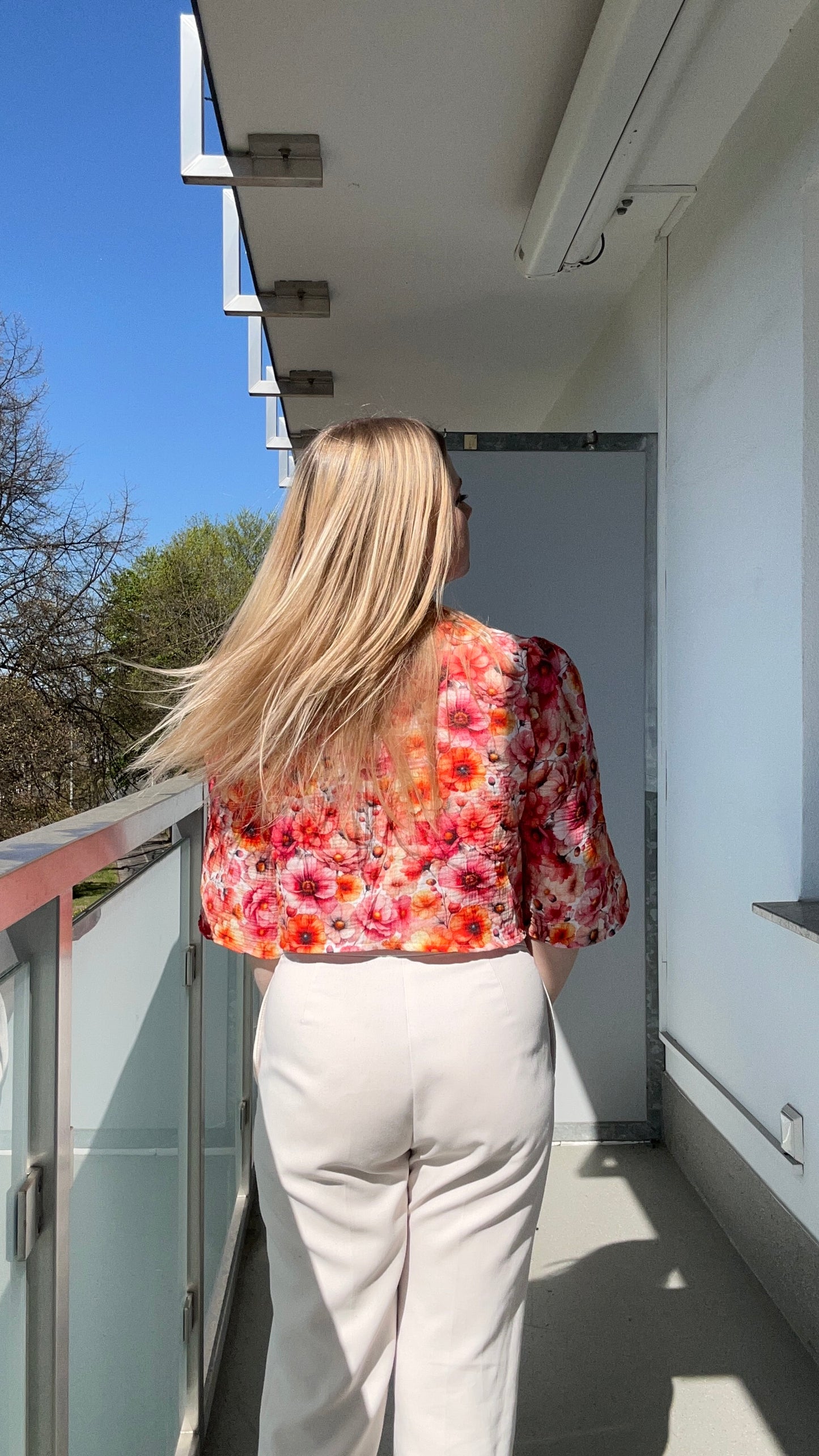 Blumiges Damen-Oberteil mit Schleife – Frühlingshafte Eleganz trifft auf femininen Chic