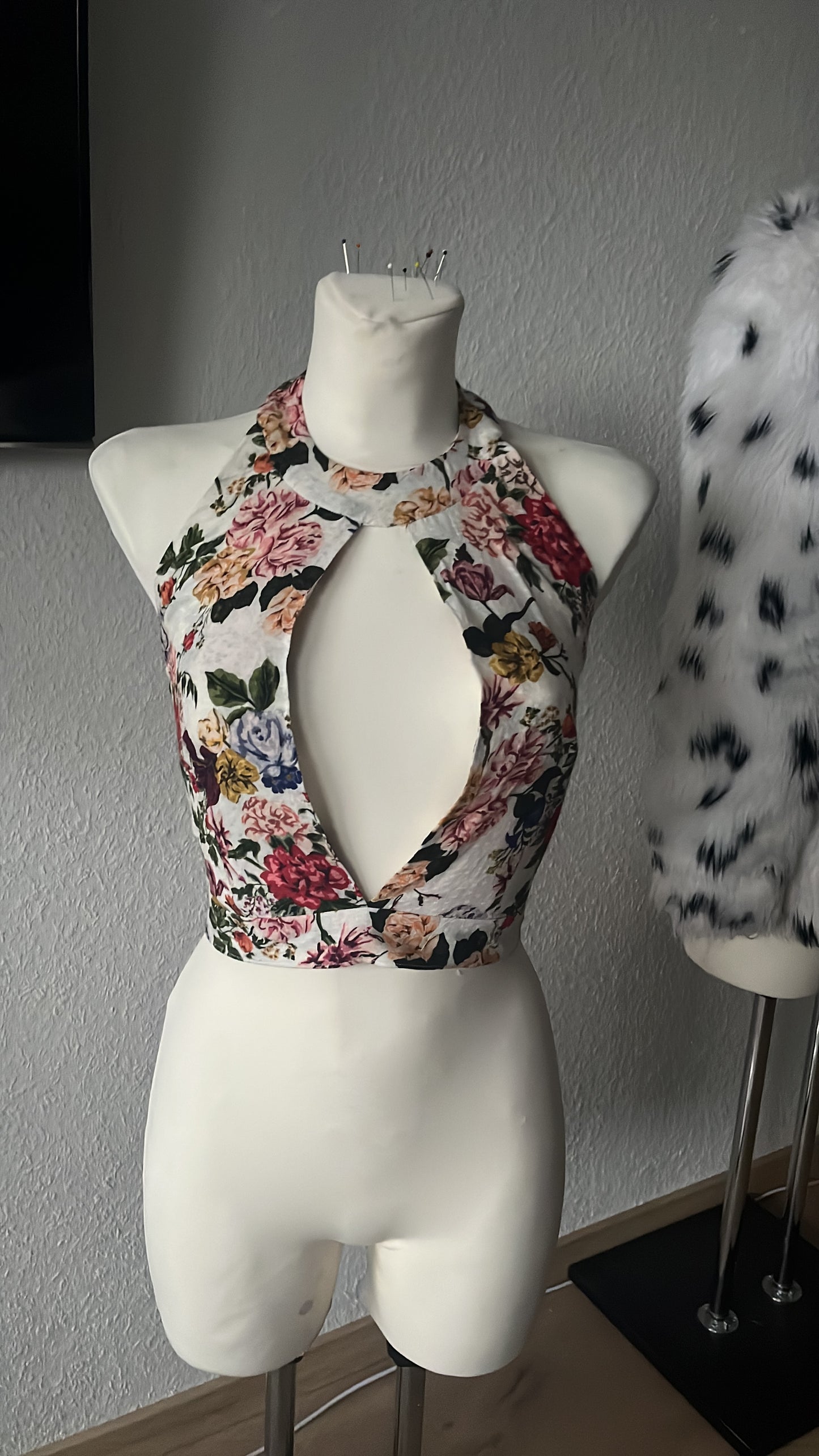 florales Neckholder-Top mit Cut-Out-Design