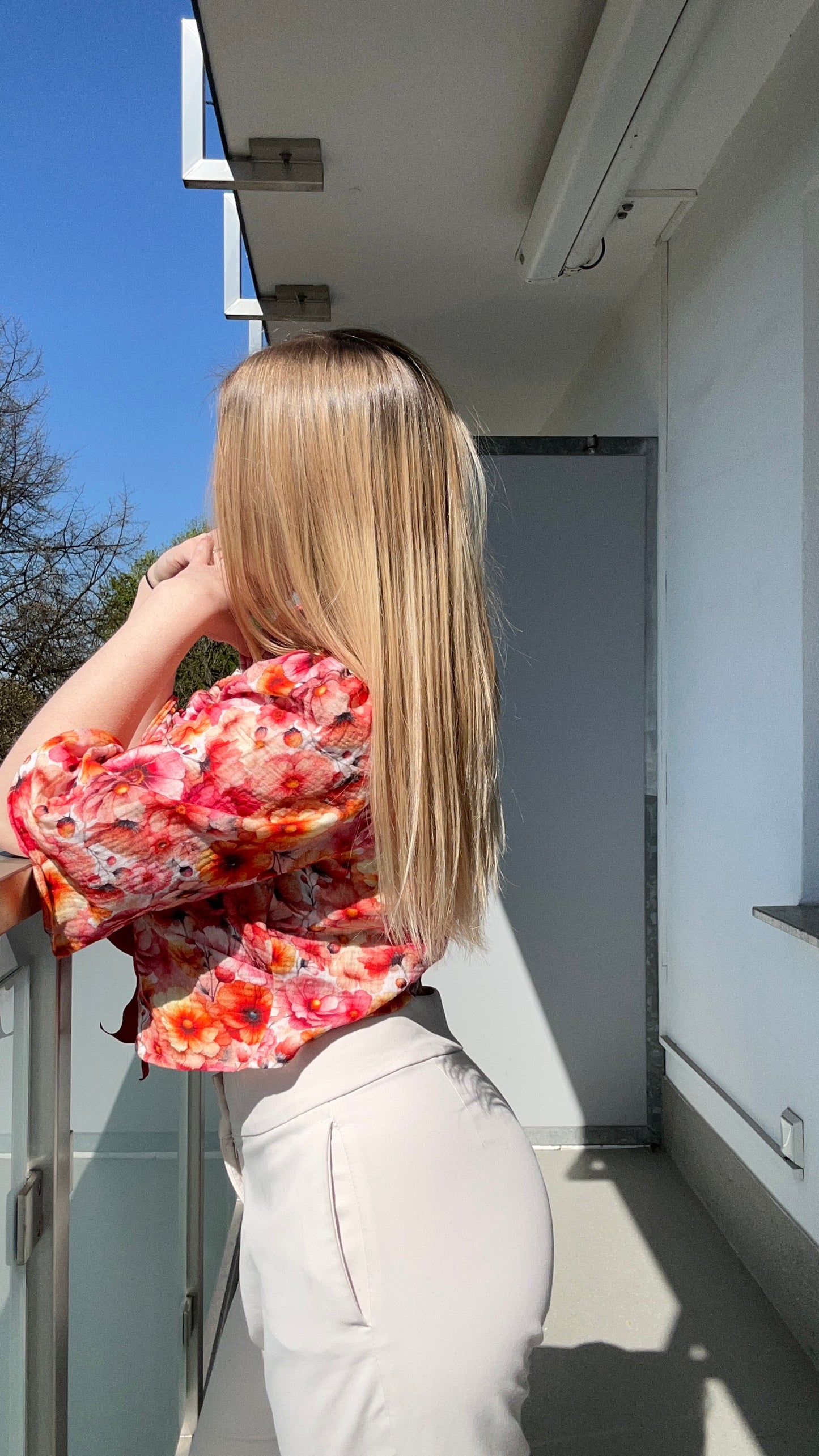 Blumiges Damen-Oberteil mit Schleife – Frühlingshafte Eleganz trifft auf femininen Chic