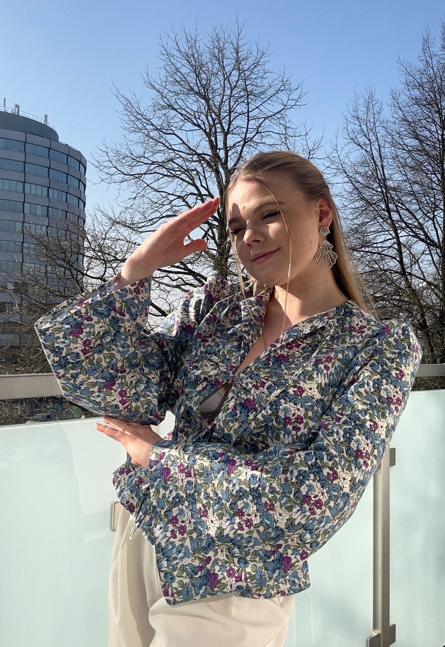 Elegante Damen-Bluse mit blauem Blumenmuster – Romantischer Chic für jeden Anlass
