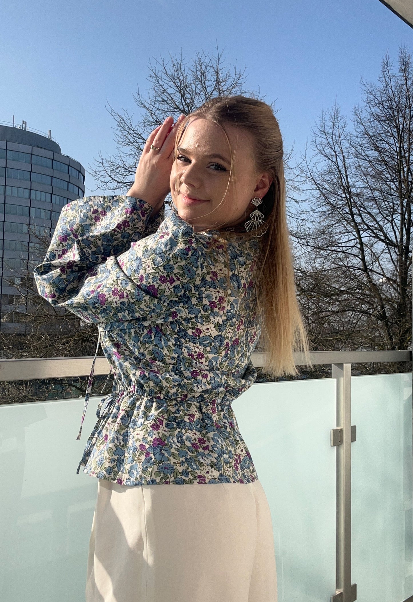 Elegante Damen-Bluse mit blauem Blumenmuster – Romantischer Chic für jeden Anlass