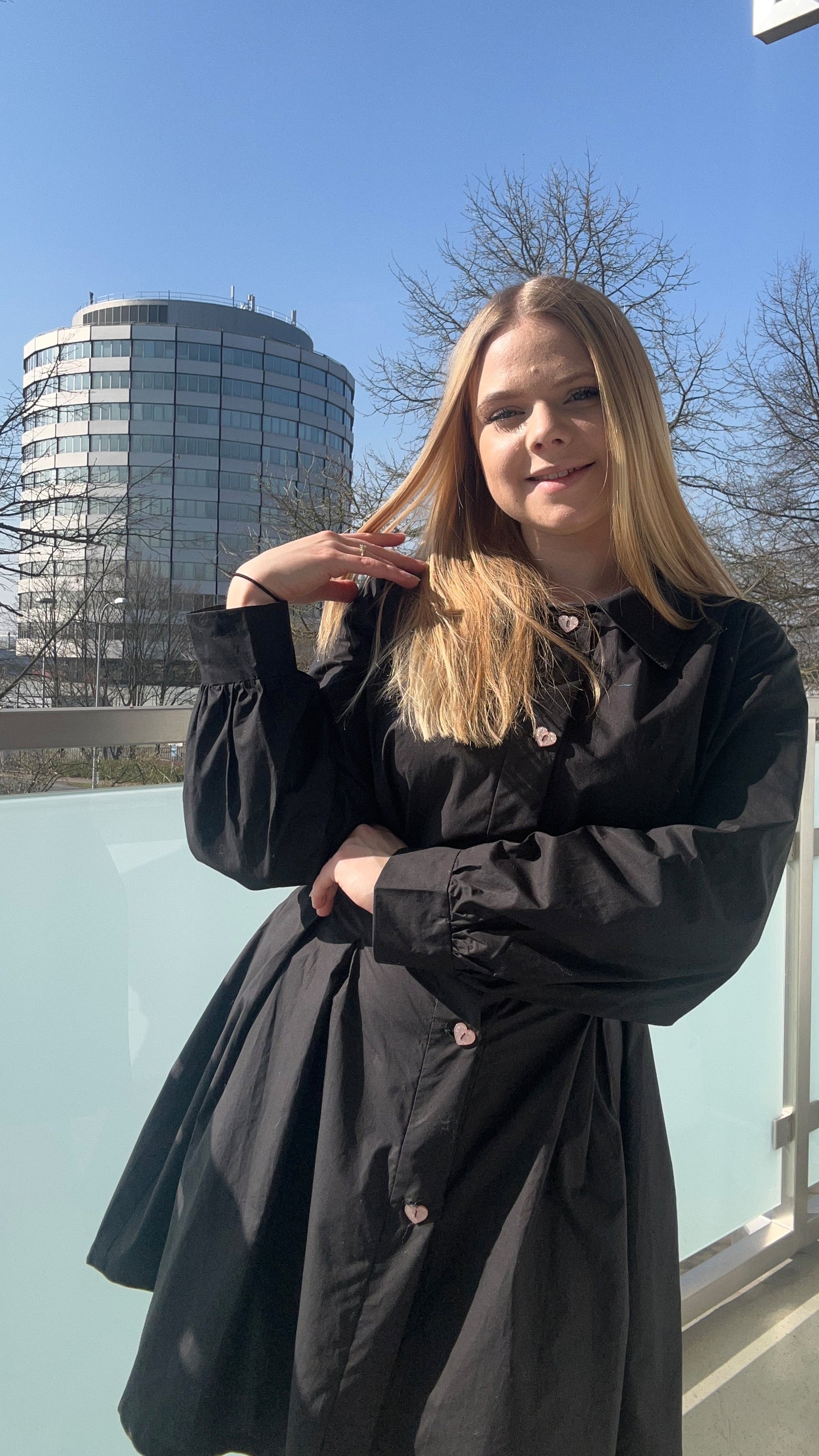 Schwarzes Kleid mit Herzknöpfen