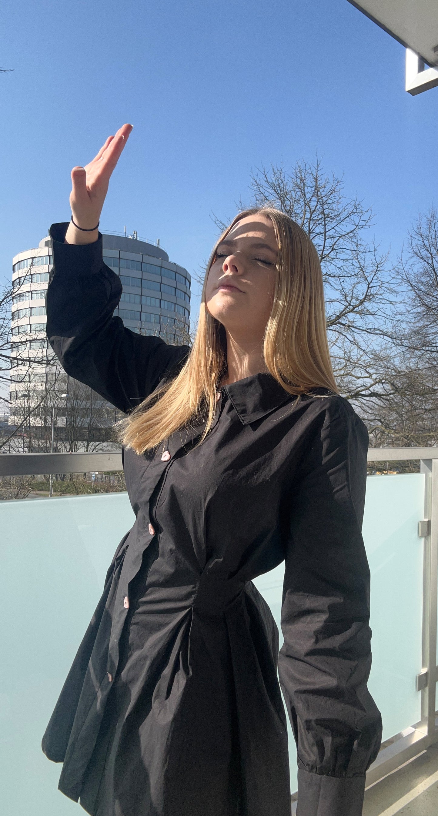 Schwarzes Kleid mit Herzknöpfen