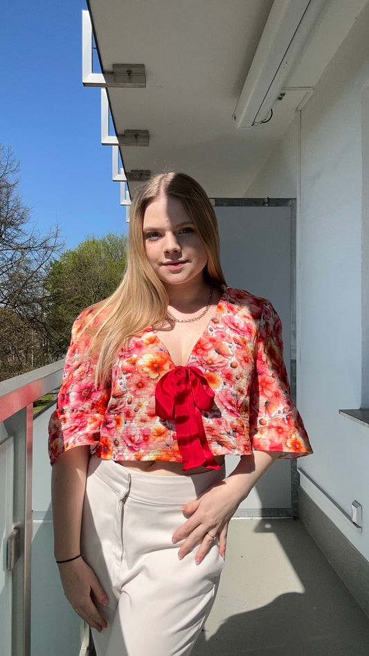 Blumiges Damen-Oberteil mit Schleife – Frühlingshafte Eleganz trifft auf femininen Chic