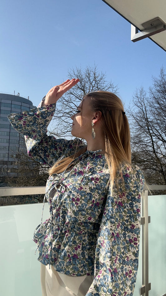 Elegante Damen-Bluse mit blauem Blumenmuster – Romantischer Chic für jeden Anlass