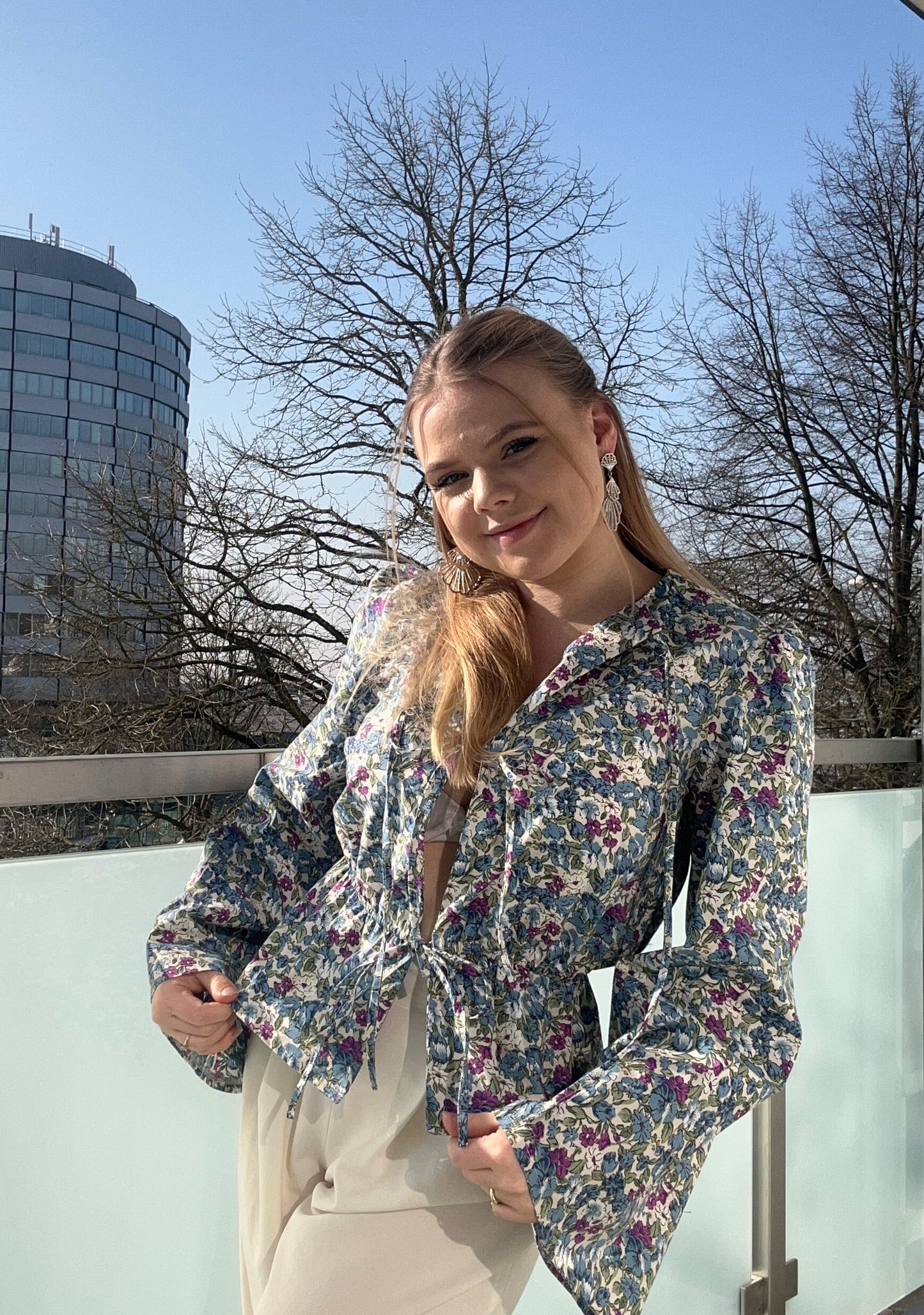 Elegante Damen-Bluse mit blauem Blumenmuster – Romantischer Chic für jeden Anlass