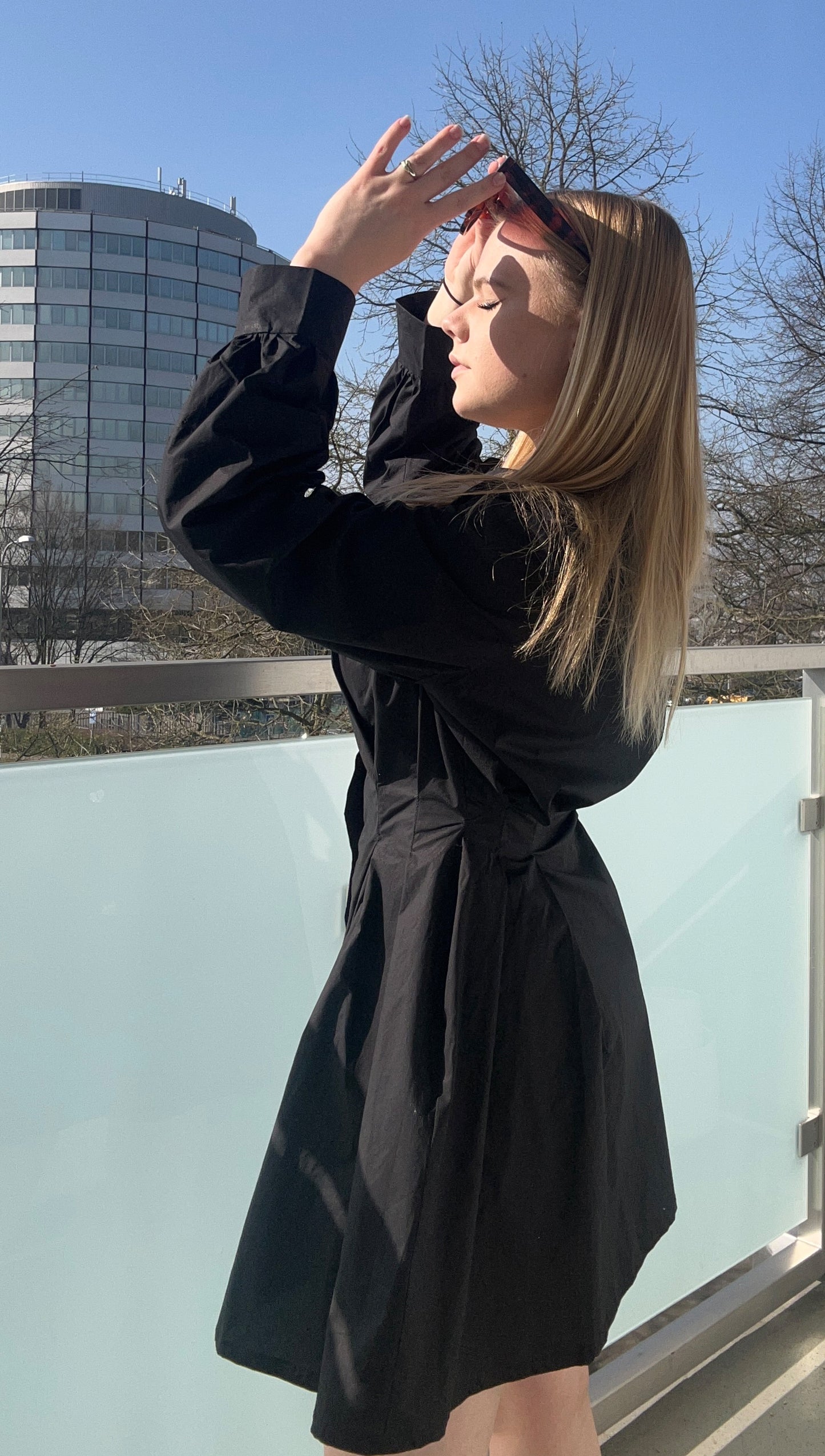 Schwarzes Kleid mit Herzknöpfen
